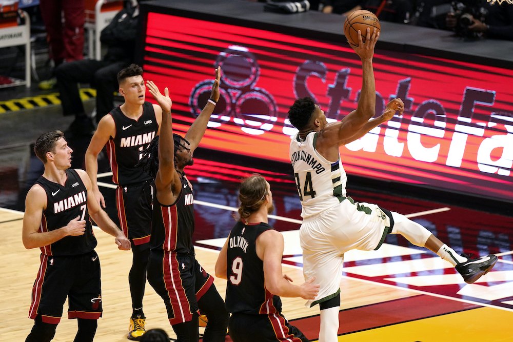 VIDEO: Finalisti z Miami dostali doma 47 bodový debakel, trojkový rekord Milwaukee