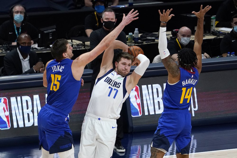 VIDEO: Parádny súboj Dončiča s Jokičom, oslabený Brooklyn zdolal prvú Philadelphiu