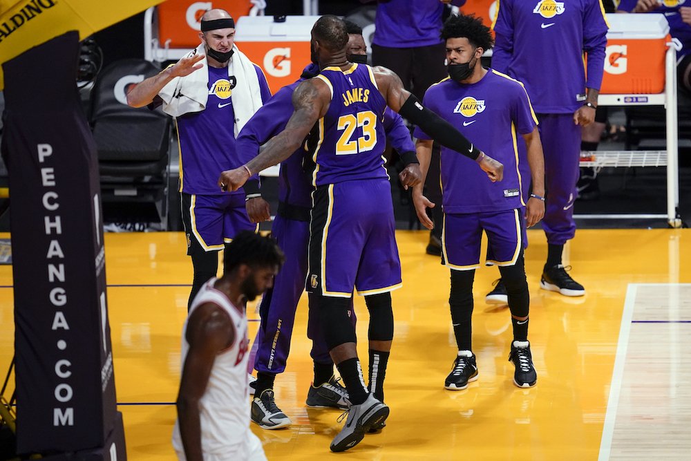 VIDEO: Golden State prehrávali s Clippers o 21, vyhrali. LeBron rozhodol o výhre Lakers