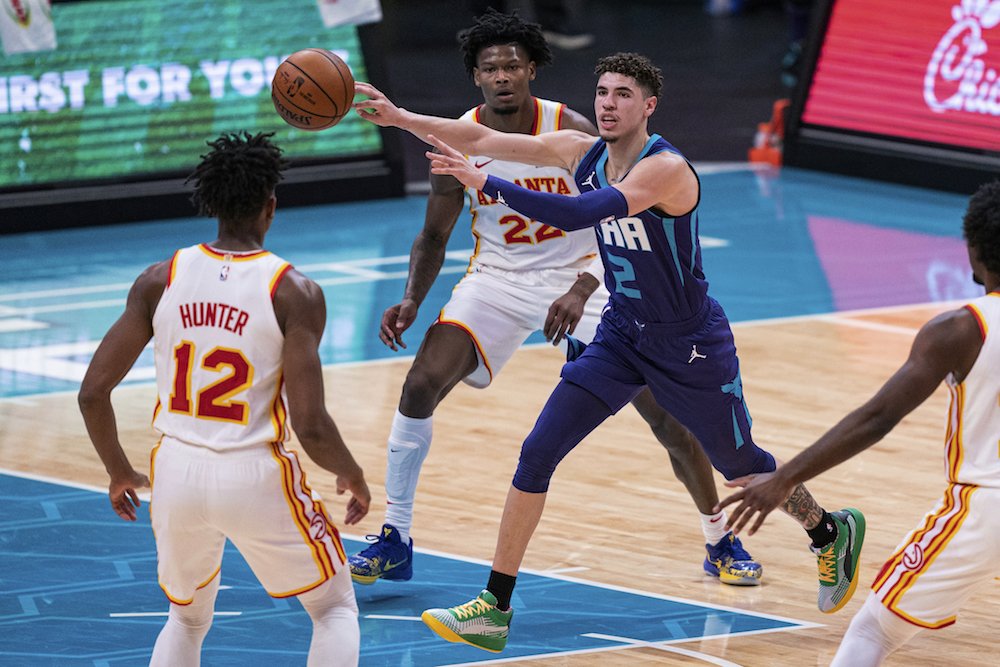 VIDEO: LaMelo Ball najmladší s triple-doublom, zdecimovaný káder Philadelphie