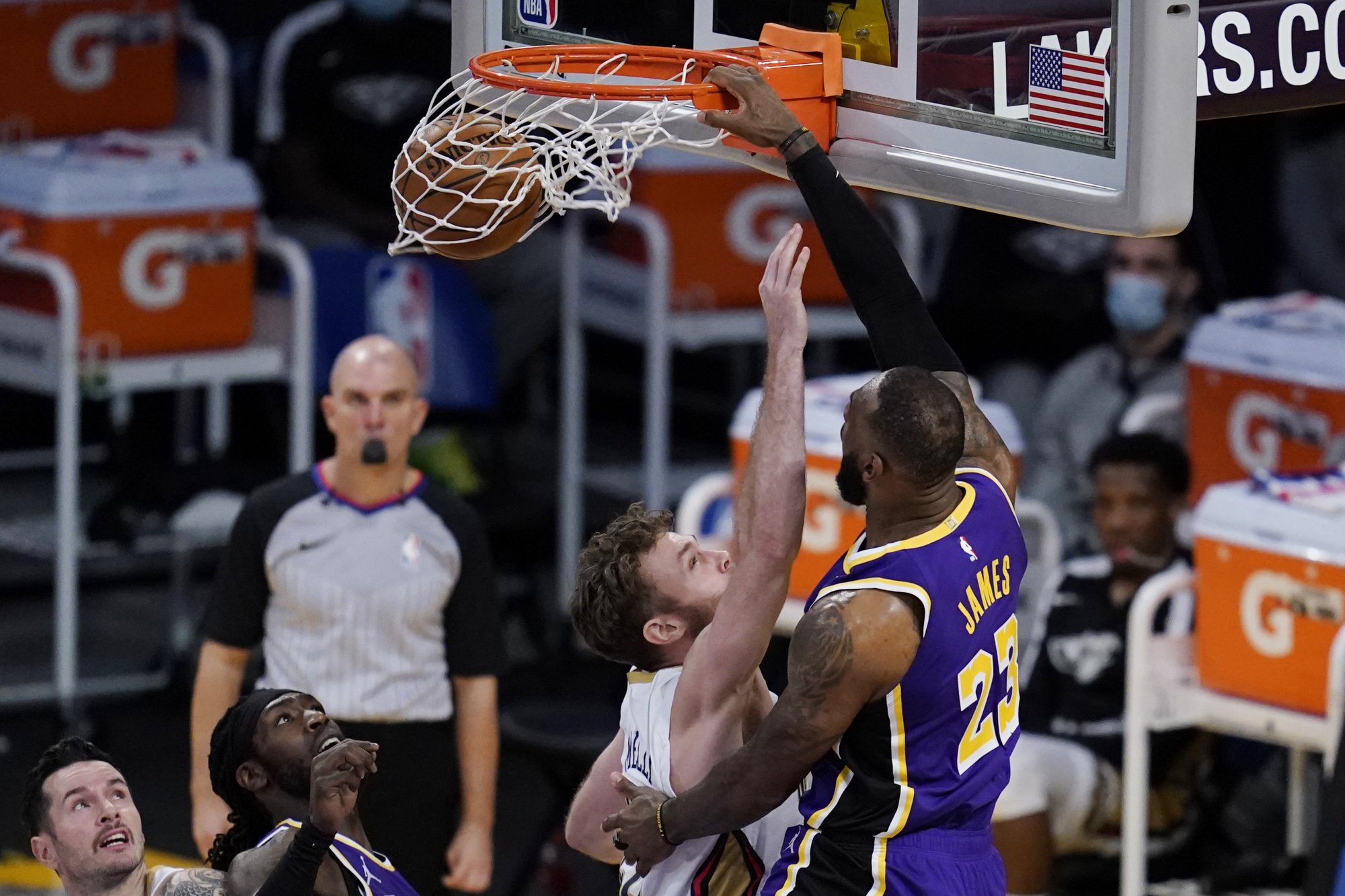 VIDEO: Parádny európsky súboj pre Antetokounmpa, Lakers vedú ligu