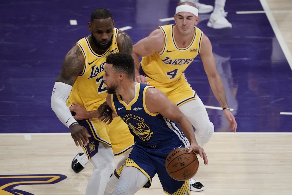 VIDEO: Golden State prekvapilo prvé Lakers, Brooklyn pretlačil Milwaukee