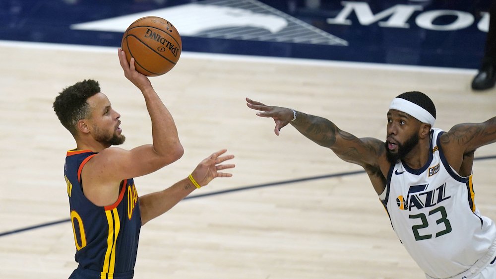 VIDEO: Utah naťahuje parádnu sériu, Curry sa blíži k trojkárskemu vrcholu