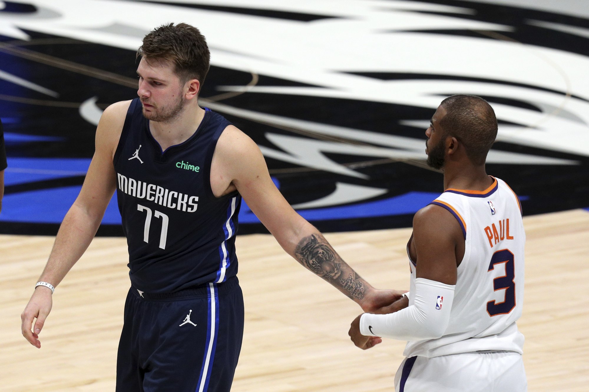 VIDEO: Booker rozosmutnil Dončiča, LeBron James mal konflikt s fanúšikmi