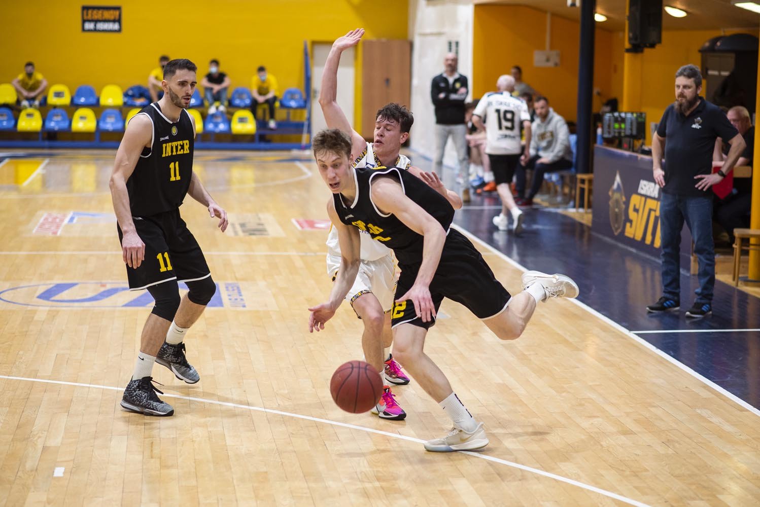 Chcete vidieť niečo dobré? Pozrite si pohyb basketbalistov Interu na útočnej polovici