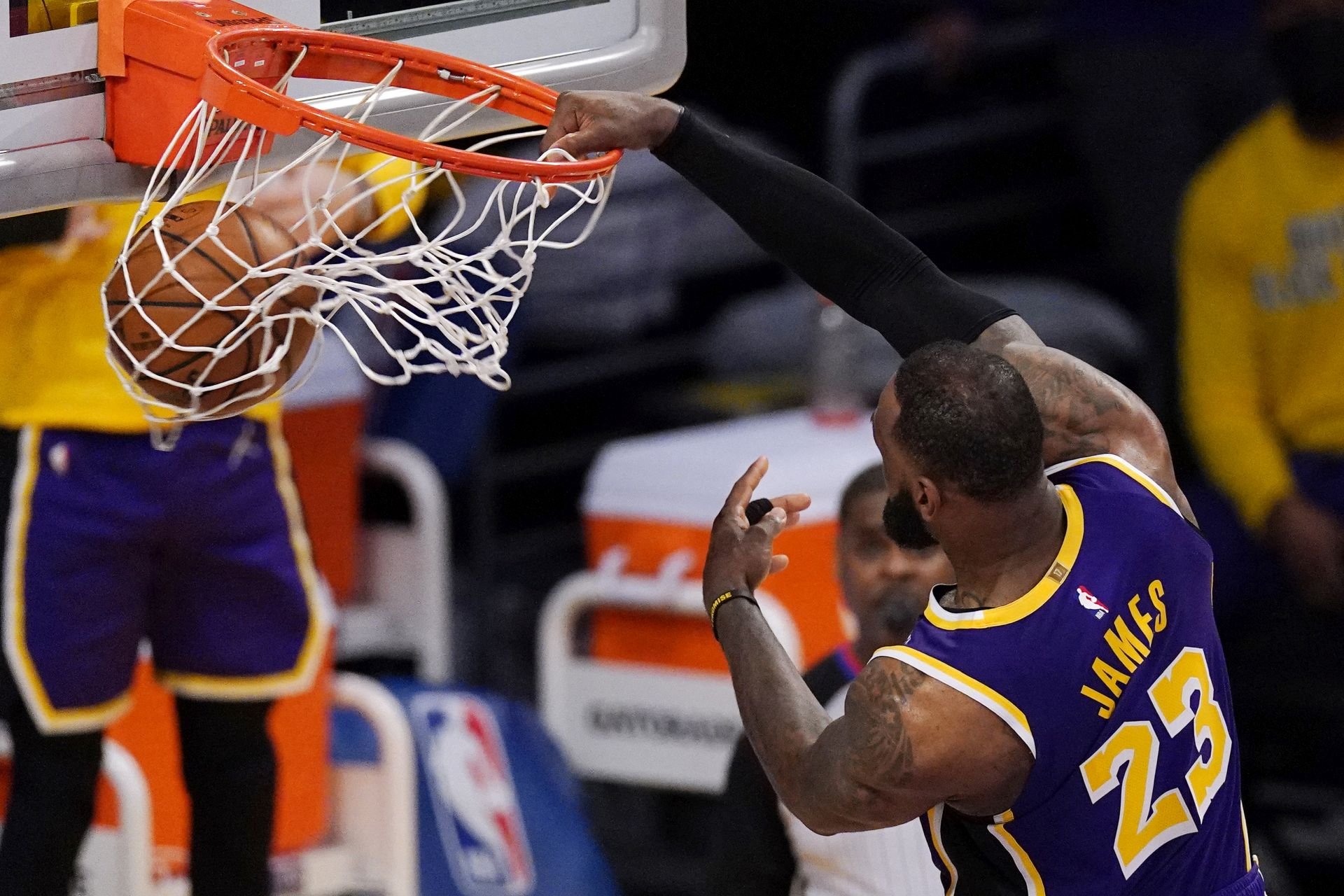 VIDEO: Siedma výhra za sebou pre Lakers, Dallas potiahli skvelí Dončič s Porzingisom
