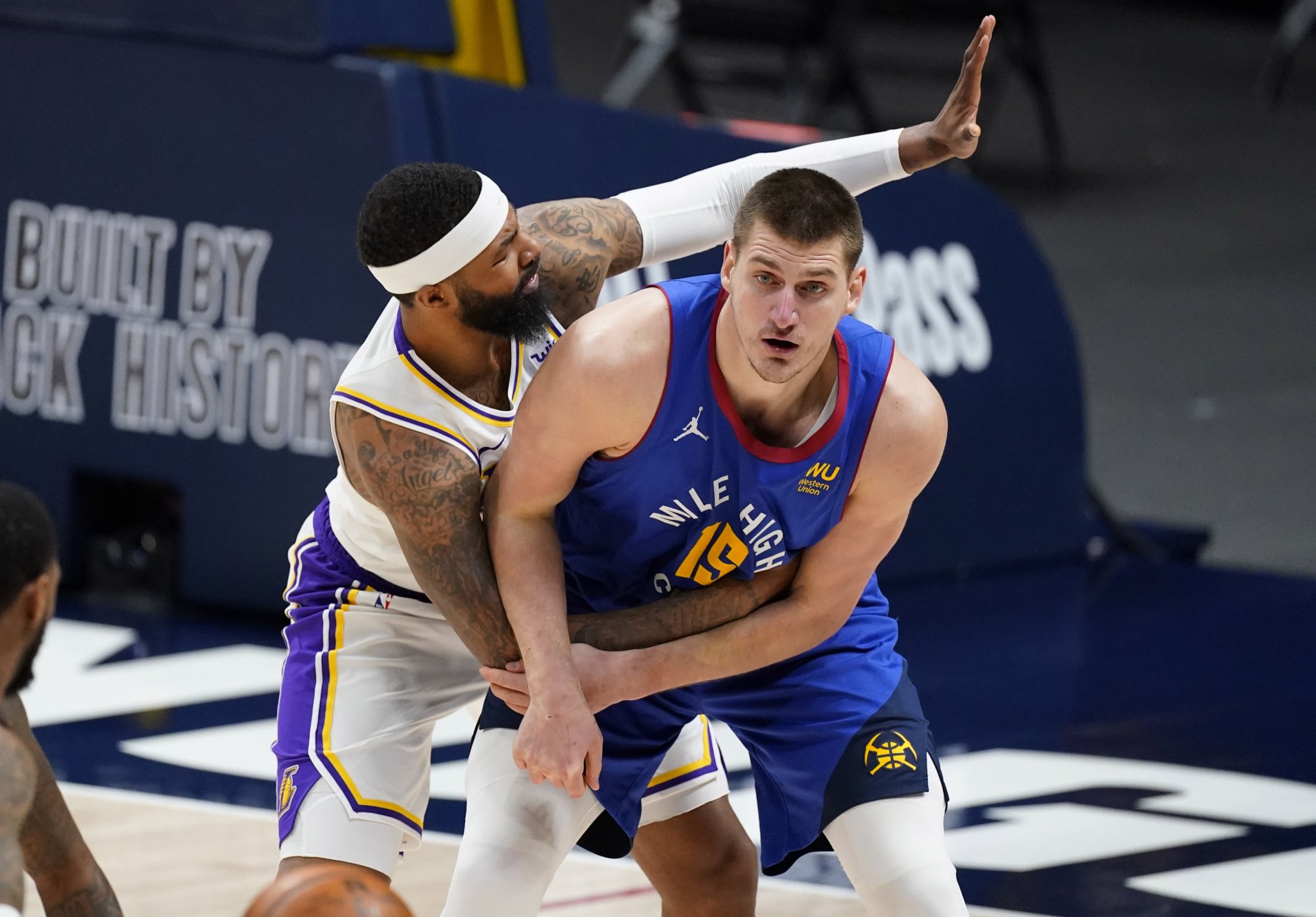 VIDEO: Lakers vysoko prehrali a prišli o Davisa, Dallasu nestačilo ani 44 bodov Dončiča