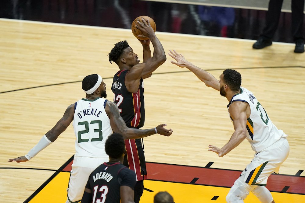 VIDEO: Miami sa vracia, vyšliaplo si na prvý tím NBA, Toronto vyhralo aj bez trénerov