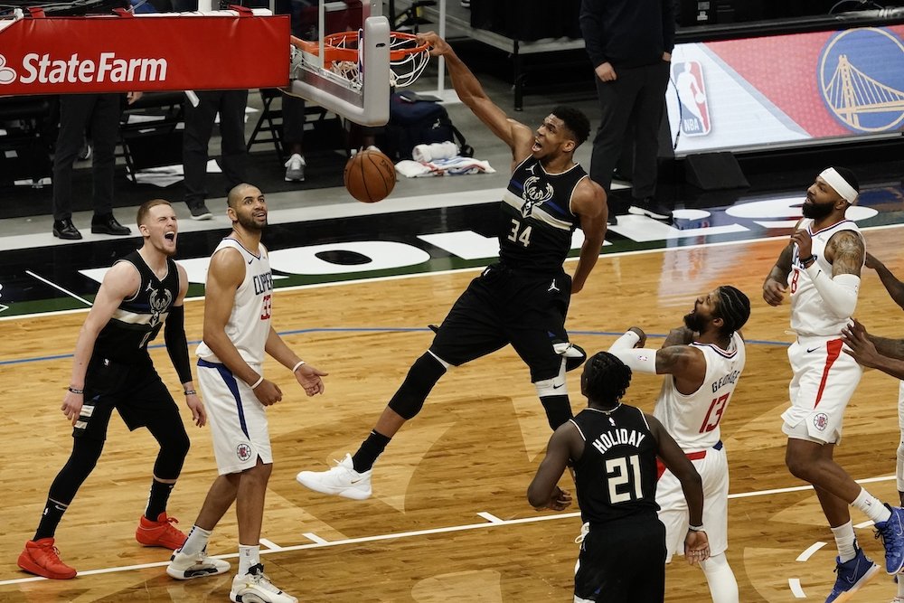 VIDEO: Antetokounmpo fantasticky zlomil v závere odpor Clippers