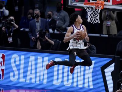 VIDEO: Pri smeči skoro pobozkal obruč, Sabonis zas ukázal neskutočné gény po otcovi