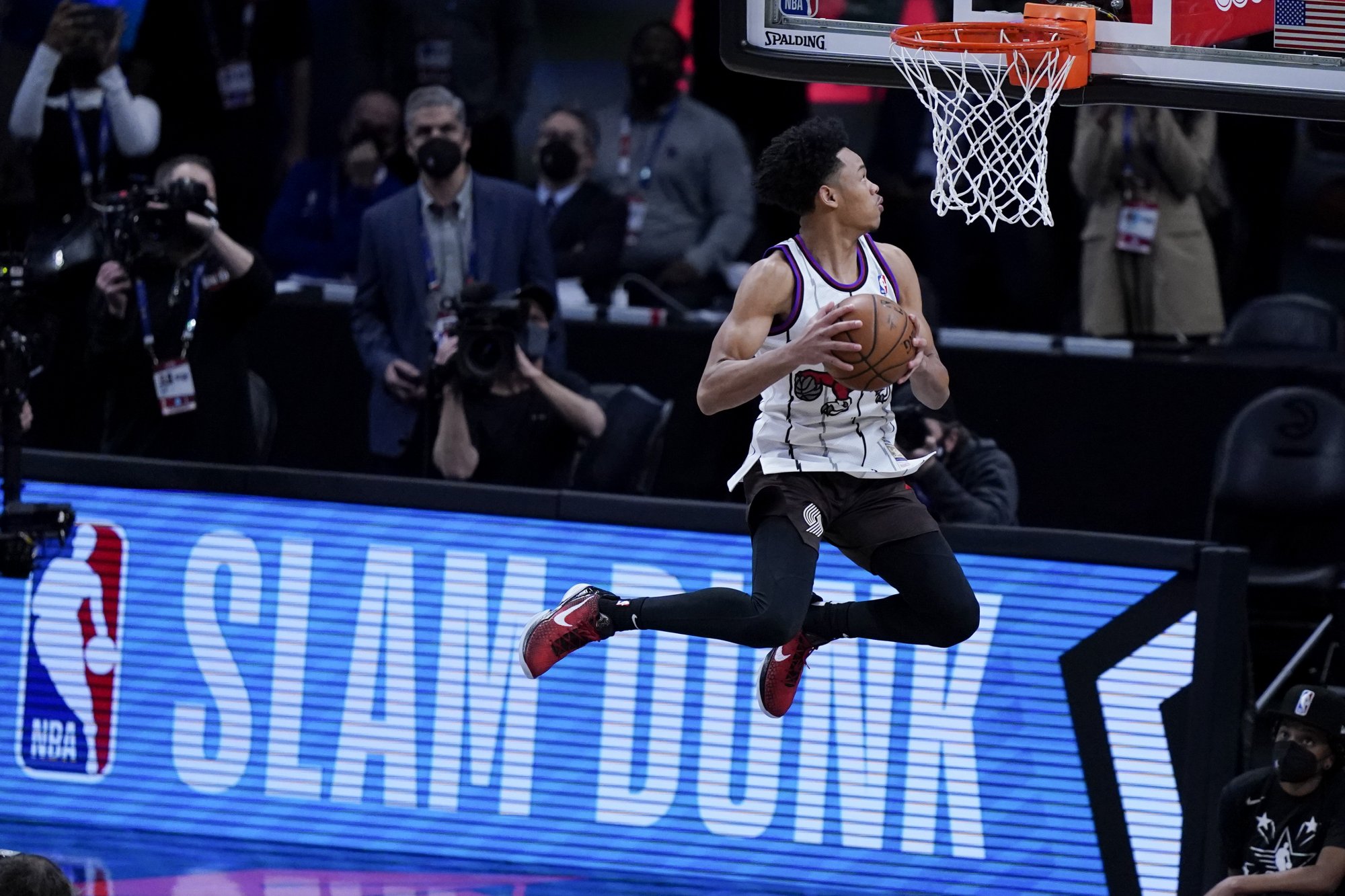 VIDEO: Pri smeči skoro pobozkal obruč, Sabonis zas ukázal neskutočné gény po otcovi