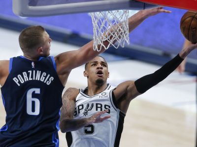 VIDEO: Porzingis sa pripomenul kritikom parádnym výkonom, Dončič s ďalším triple-doublom