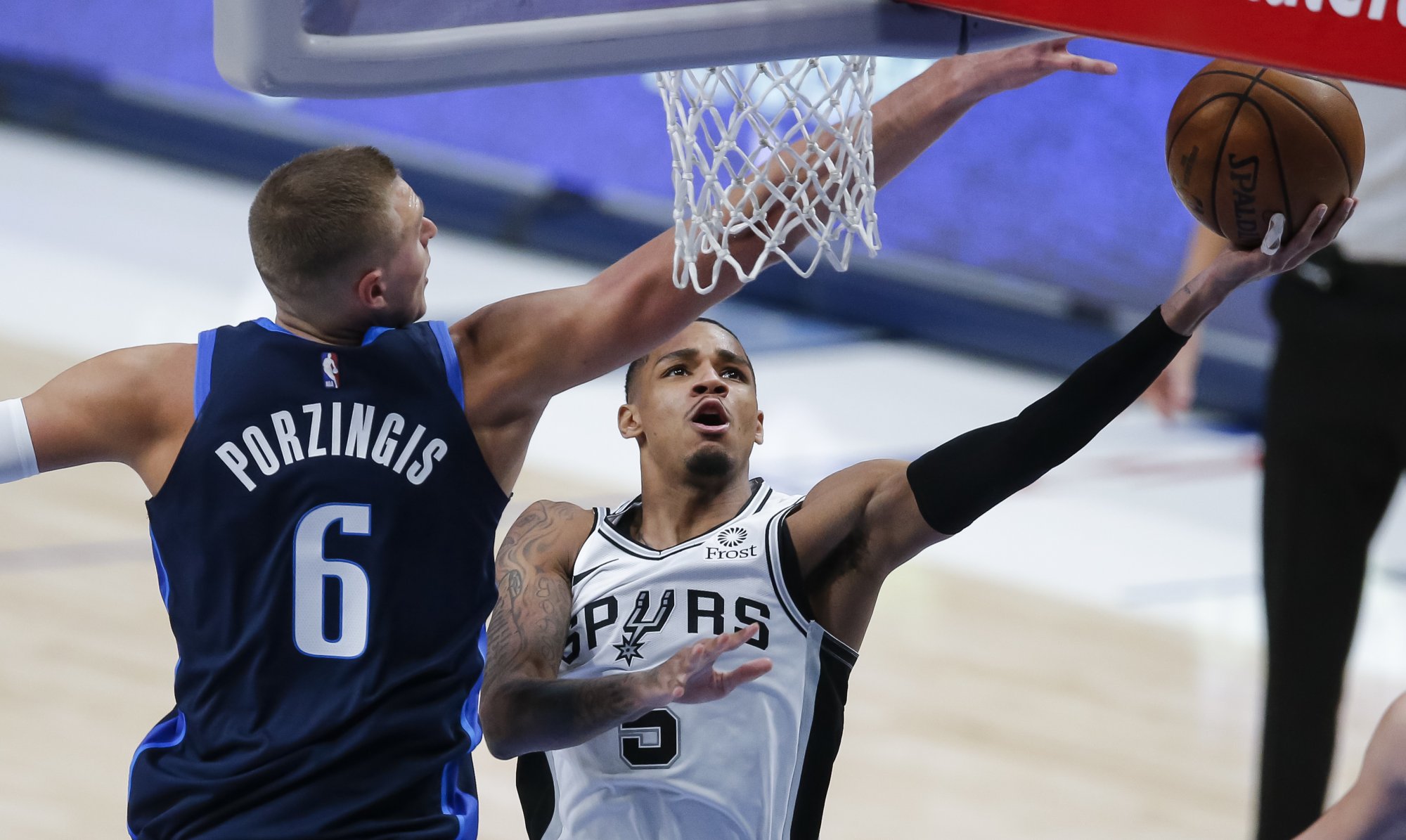 VIDEO: Porzingis sa pripomenul kritikom parádnym výkonom, Dončič s ďalším triple-doublom