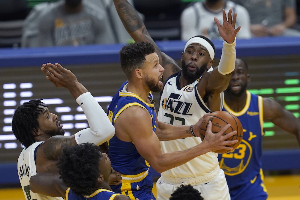 VIDEO: Oslávenec Curry pokoril prvý tím tabuľky NBA, parádny výkon srbského nováčika