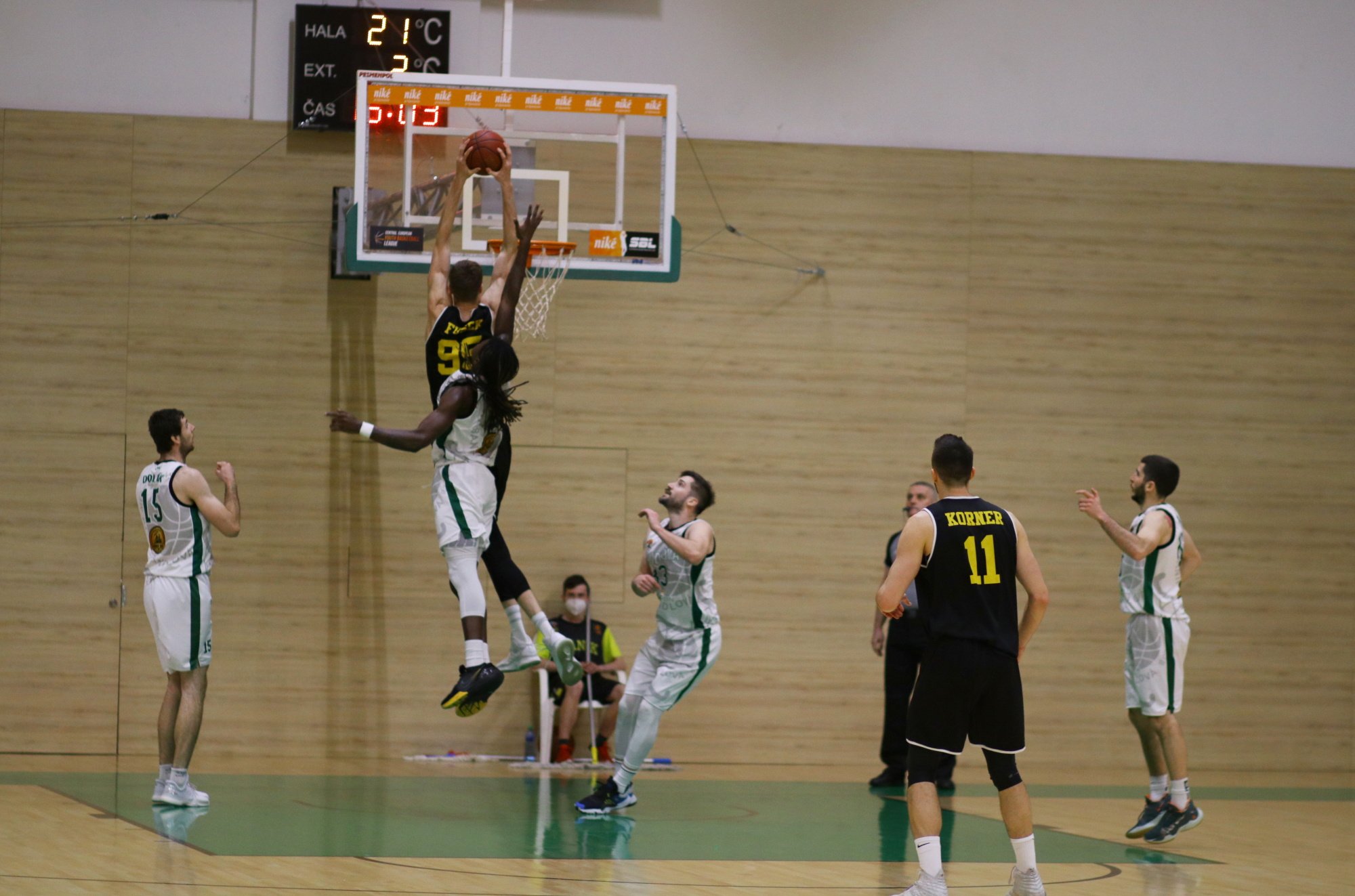 VIDEO: Fusek predviedol neskutočný buzzer beater cez celé ihrisko