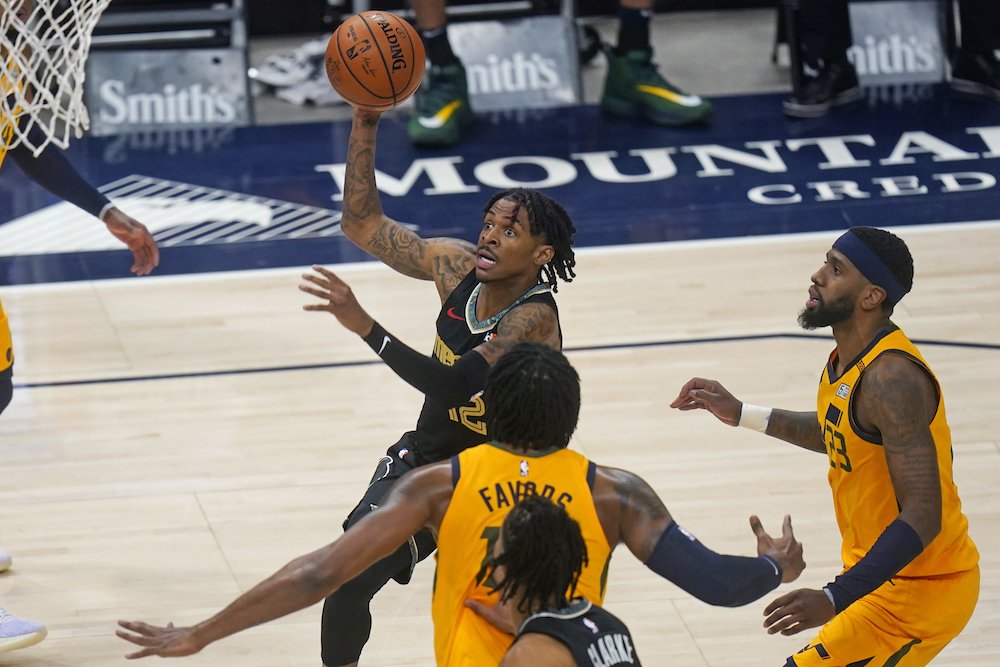 VIDEO: Morant pri smeči parádne preskočil obrancu, Knicks prekvapili Bucks