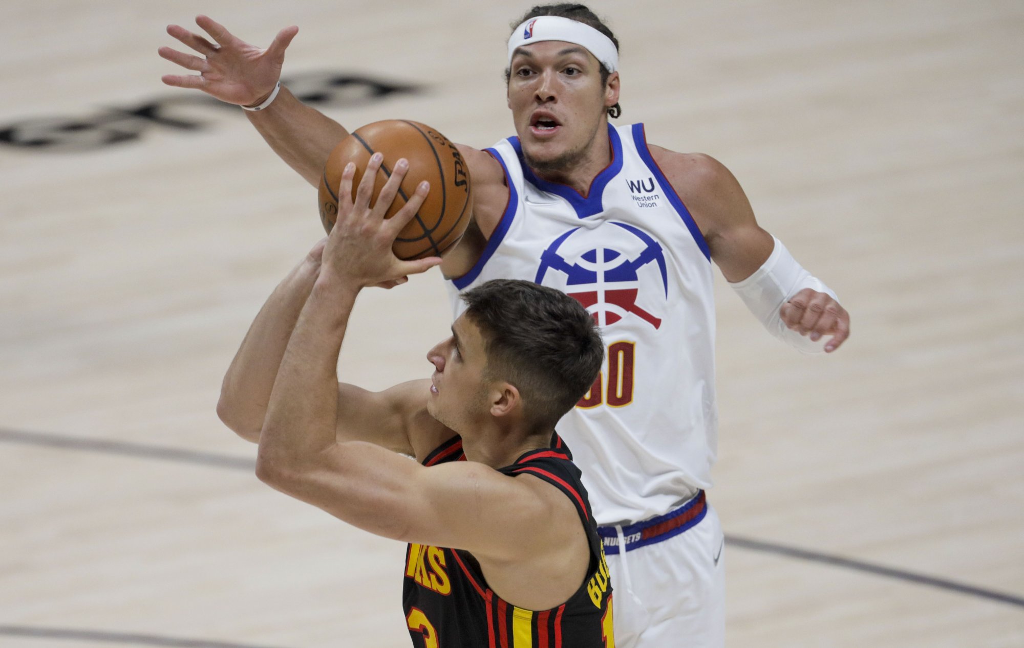 VIDEO: Gordon debutoval za Denver, Lakers s ďalšou výhrou