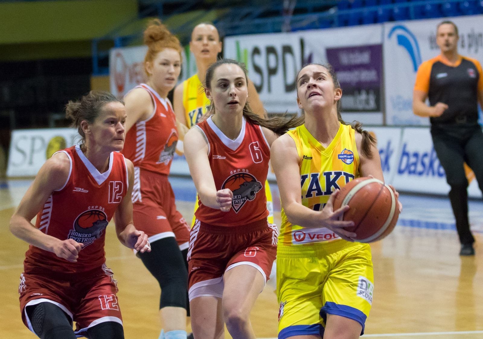 Hry o basketbalové „tróniky“ štartujú