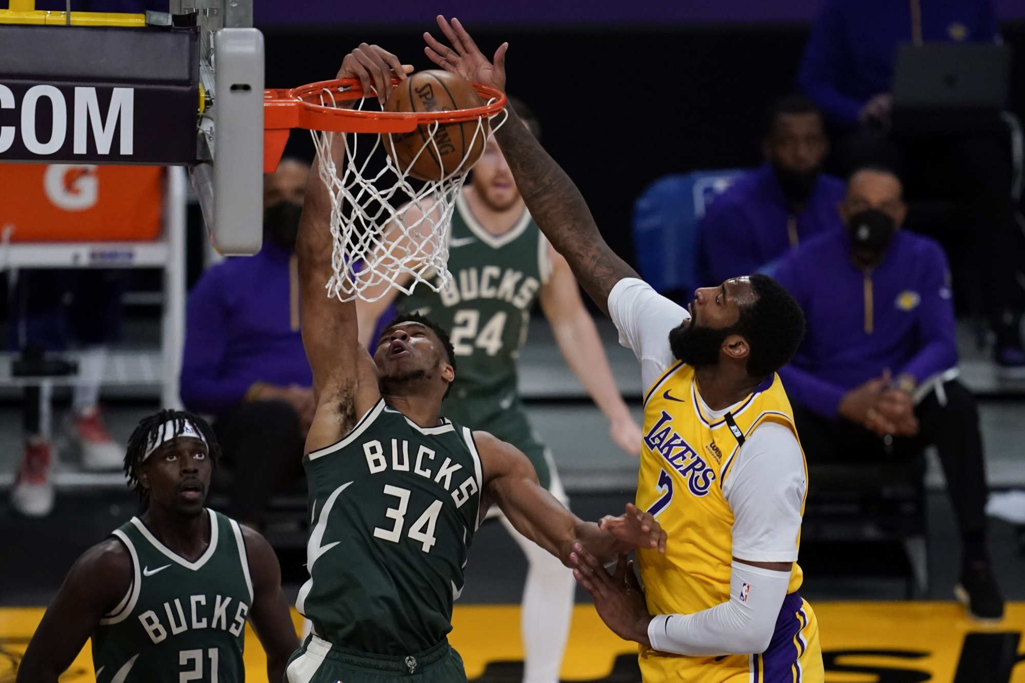 VIDEO: Debut Drummonda v Lakers skončil zranením, dokonalá streľba Dončiča