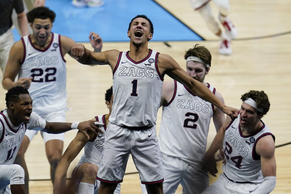 Najlepší zápas v histórii? Aj LeBrona Jamesa uchvátilo neuveriteľné semifinále NCAA s parádnym koncom