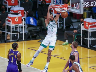 VIDEO: Boston sa rozbehol, v súboji historicky najlepších zdolal aj Lakers