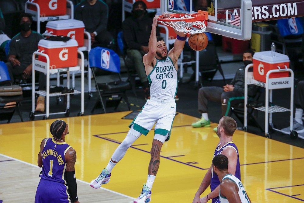 VIDEO: Boston sa rozbehol, v súboji historicky najlepších zdolal aj Lakers