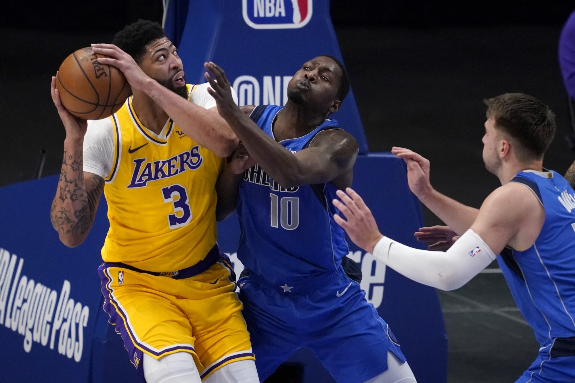 VIDEO: Lakers sa vrátil Anthony Davis, ale nestačil na Dončiča