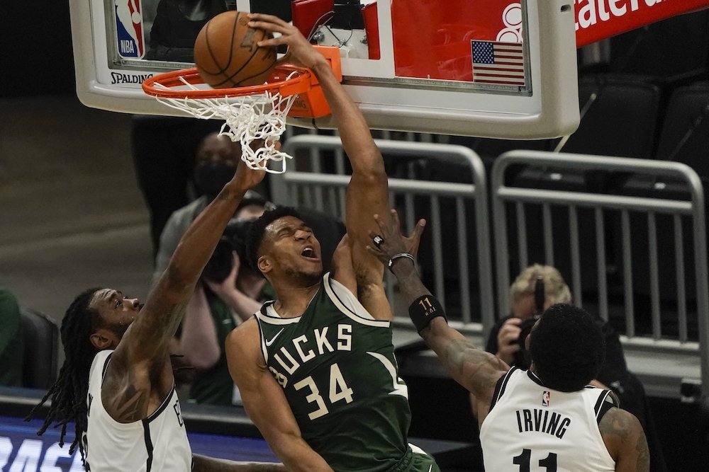VIDEO: 49 bodov a parádny blok Durantovi, Antetokounmpo ukázal MVP výkon