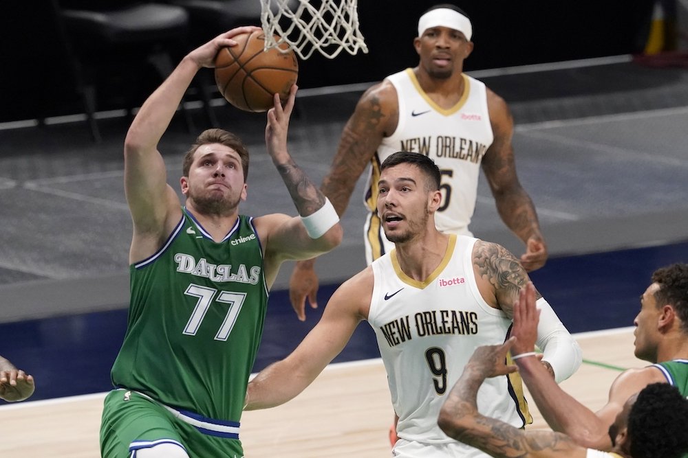 VIDEO: Dončič dal najprv v rozcvičke neuveriteľný kôš a potom vyradil z hry New Orleans