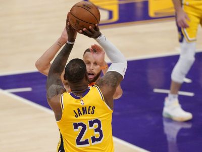 VIDEO: Lakers sa triasli pred Currym, nakoniec im play-off zachránil LeBron James