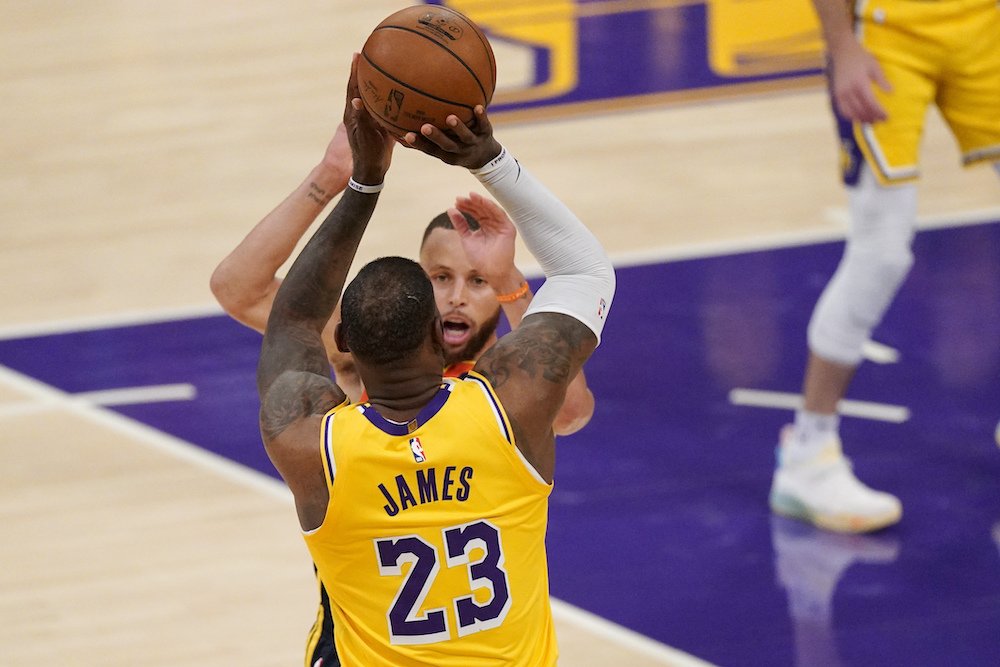 VIDEO: Lakers sa triasli pred Currym, nakoniec im play-off zachránil LeBron James