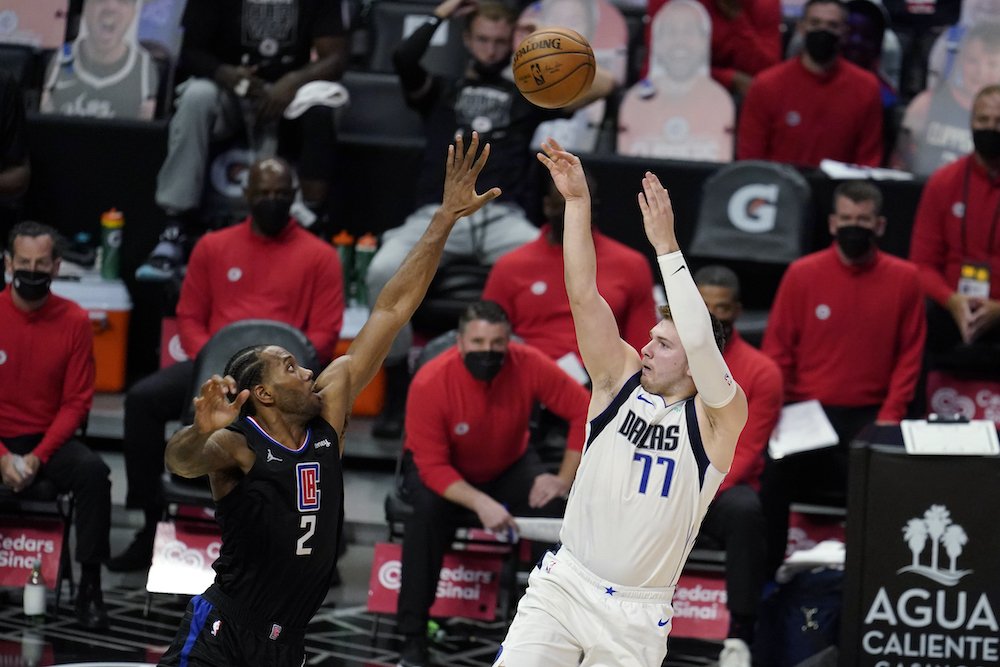 NBA play-off: Clippers nestačilo na Dončičov Dallas ani 69 bodov Leonarda s Georgom