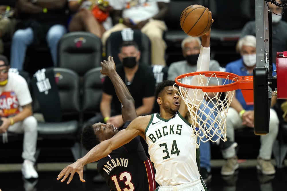 NBA play-off: Bucks zmietli finalistov Heat. Antetokounmpo: Nehrali sme sa so svojím jedlom