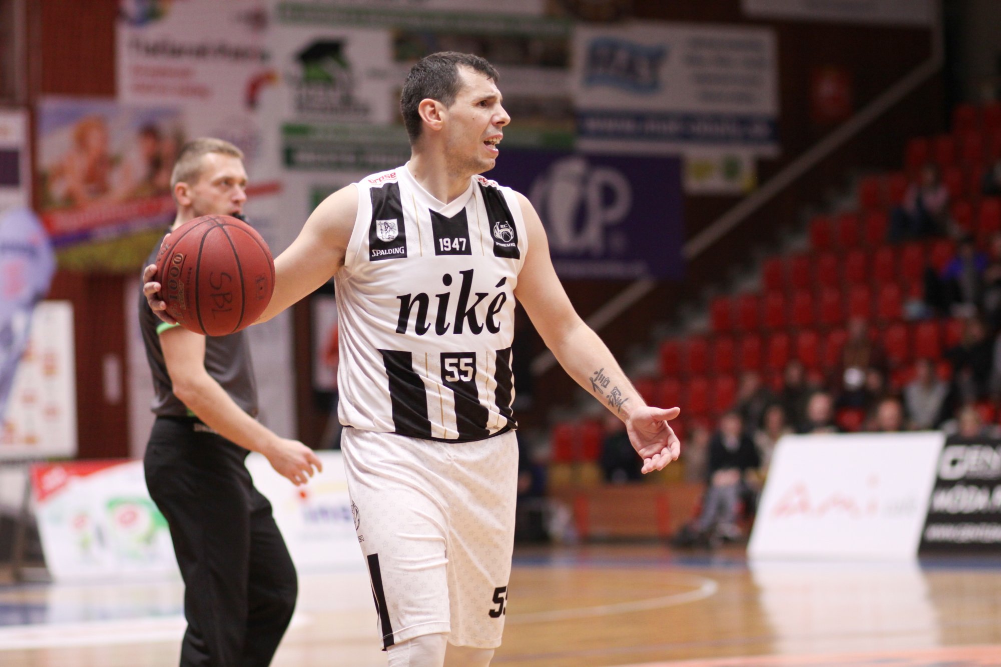 Palubovku zaplavili hračky a potom Jovanovič zničil súpera trojkovou streľbou