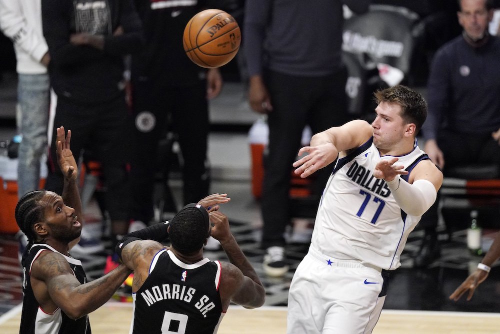 NBA play-off: Zranený Dončič znova povytieral palubovku Clippers, tri tímy do druhého kola