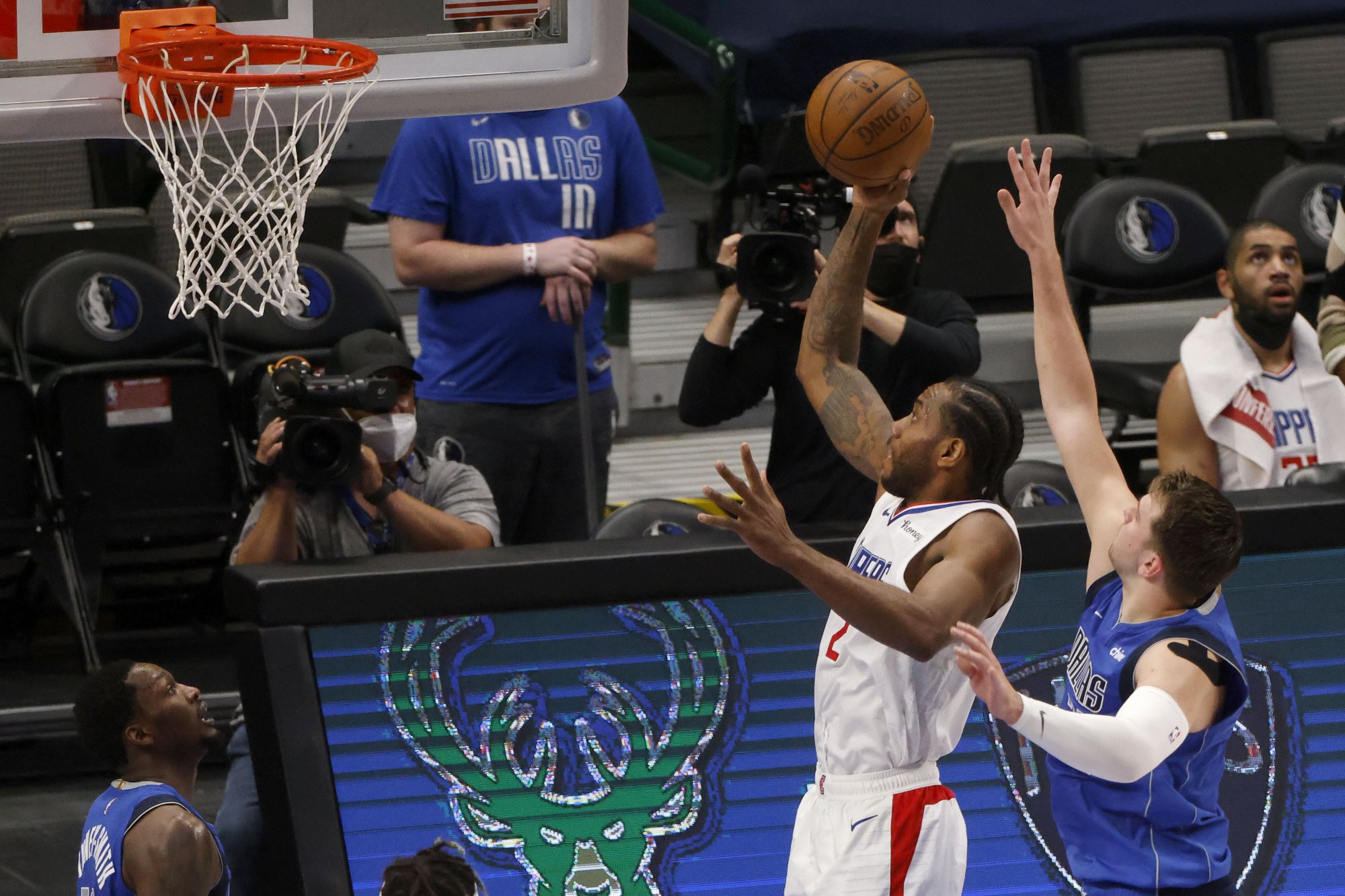 NBA play-off: Kawhi Leaonard odmietol 45 bodmi koniec a vynútil si siedmy zápas