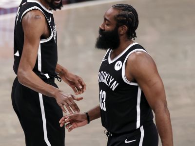 NBA play-off: Brooklyn zdolal na úvod Milwaukee, ale prišiel o Hardena