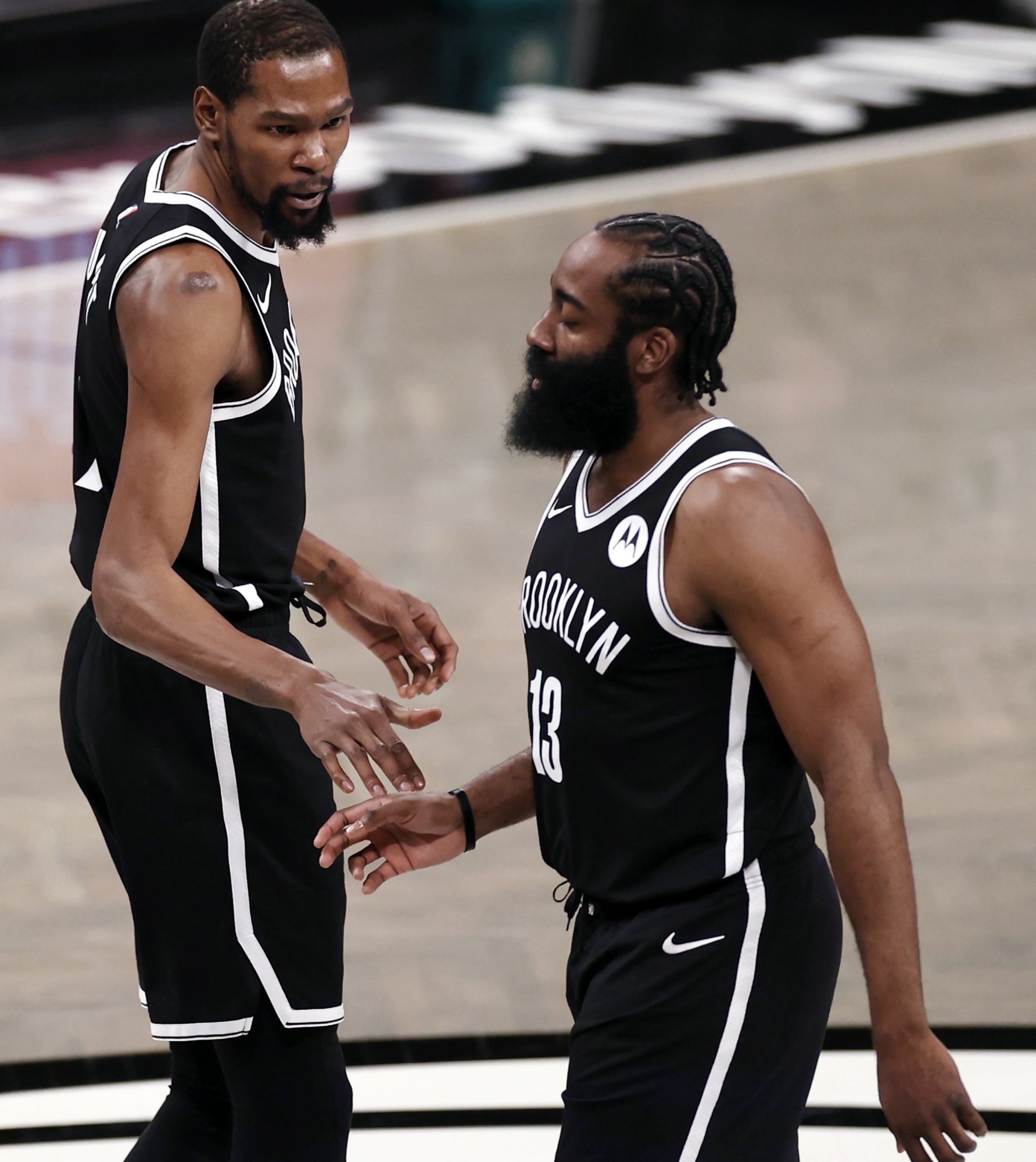 NBA play-off: Brooklyn zdolal na úvod Milwaukee, ale prišiel o Hardena