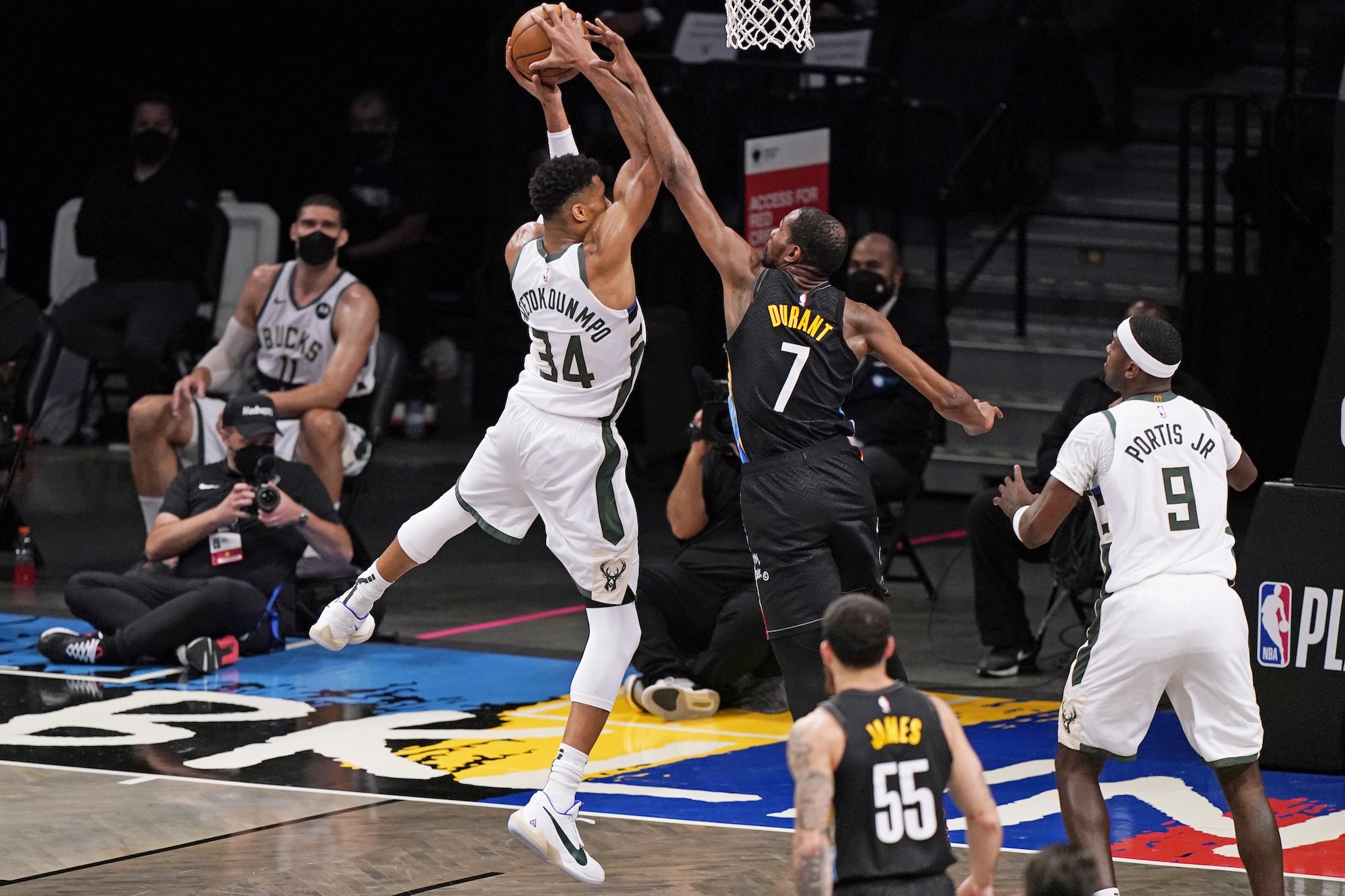 NBA play-off: Brooklyn aj bez Hardena uštedril Milwaukee ťažký výprask