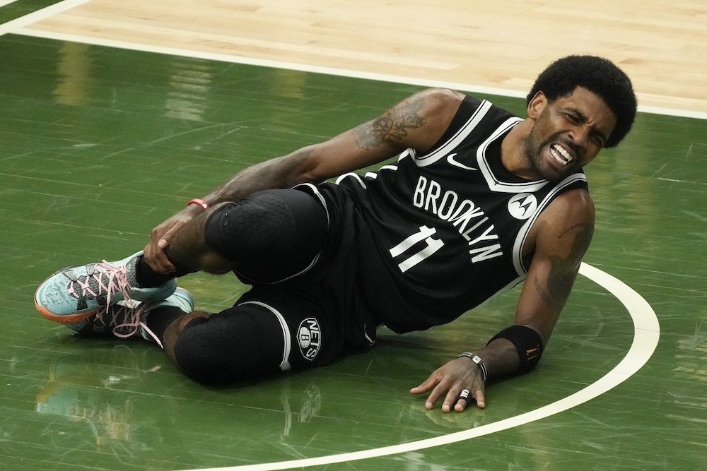 Problémy najväčšieho favorita NBA, do kľúčového zápasu pôjde bez dvoch hviezd