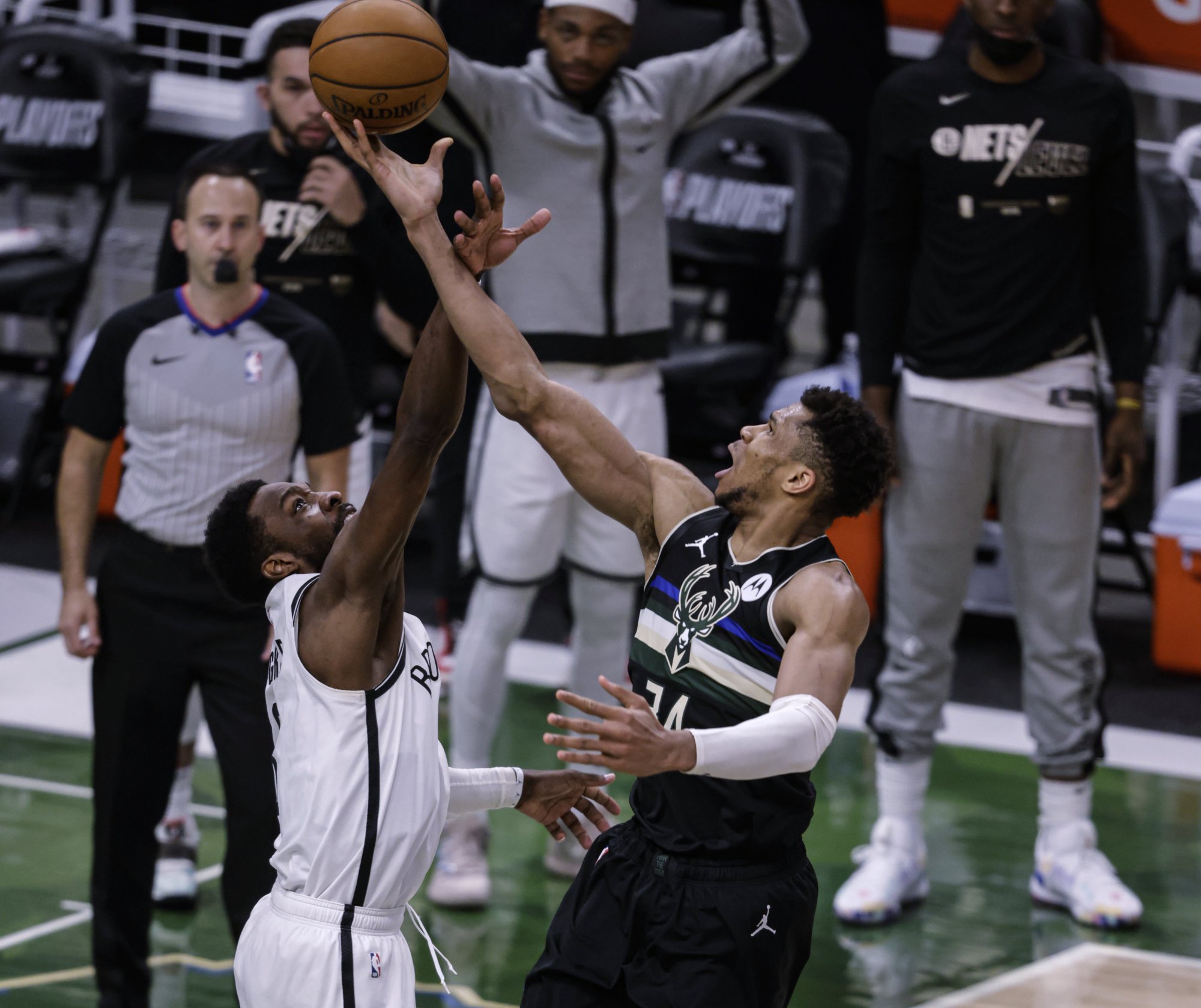 NBA play-off: Milwaukee sa vzchopilo a vynútilo si proti Brooklynu siedmy zápas