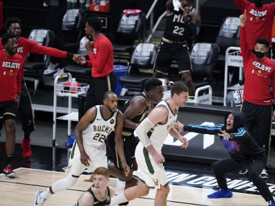 NBA play-off: Atlanta aj bez Younga vyrovnala sériu, Bucks prišli o Jannisa