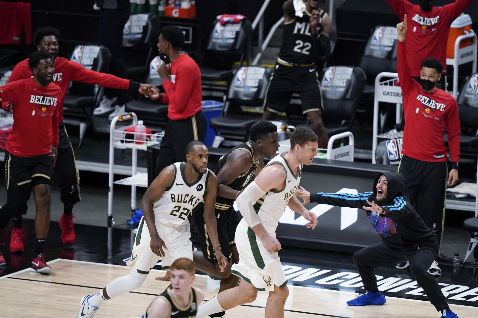 NBA play-off: Atlanta aj bez Younga vyrovnala sériu, Bucks prišli o Jannisa