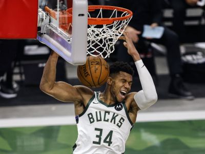 Robia si srandu z jeho streľby, šestiek, ale vo finále NBA všetkým zatvára ústa aj so zraneným kolenom