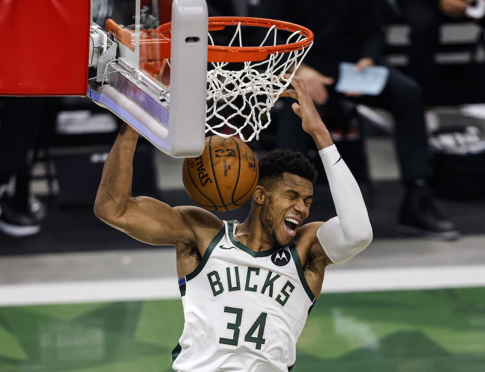 Robia si srandu z jeho streľby, šestiek, ale vo finále NBA všetkým zatvára ústa aj so zraneným kolenom