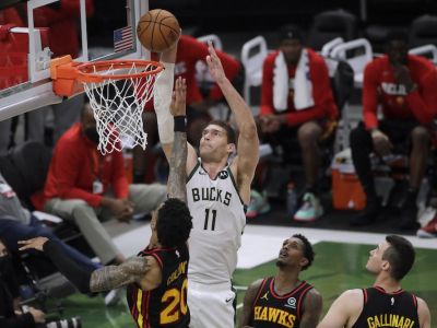 NBA play-off: Brook Lopez vybojoval pre Bucks parádnym výkonom mečbal