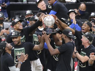 NBA play-off: Milwaukke postúpilo aj bez Antetokounmpa po 47 rokoch do finále
