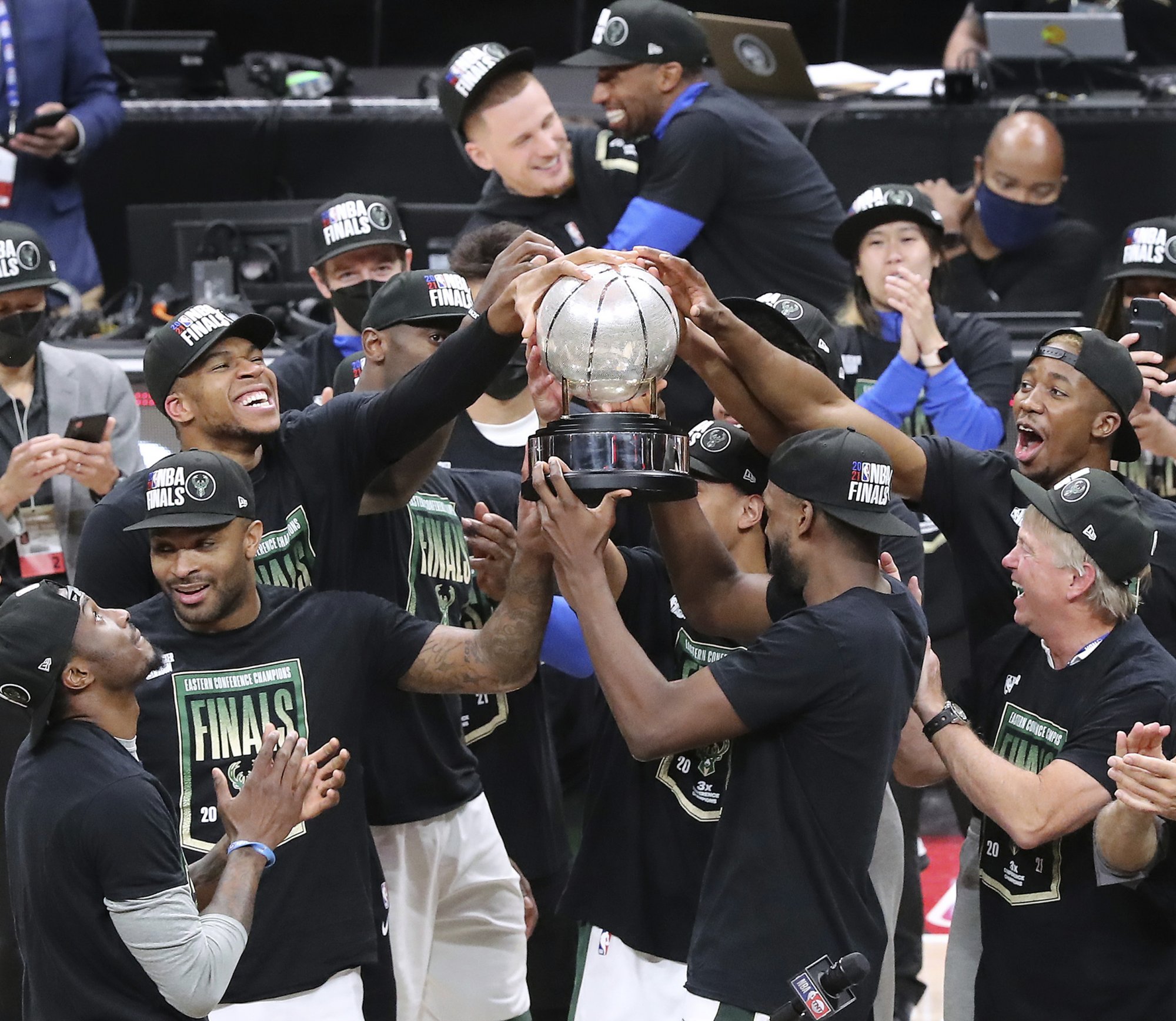 NBA play-off: Milwaukke postúpilo aj bez Antetokounmpa po 47 rokoch do finále