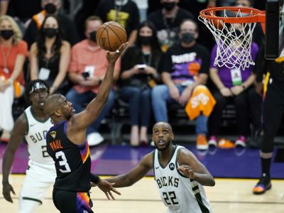 NBA finále: Milwaukee nestačil návrat Jannisa, Phoenix potiahol skvelý Chris Paul
