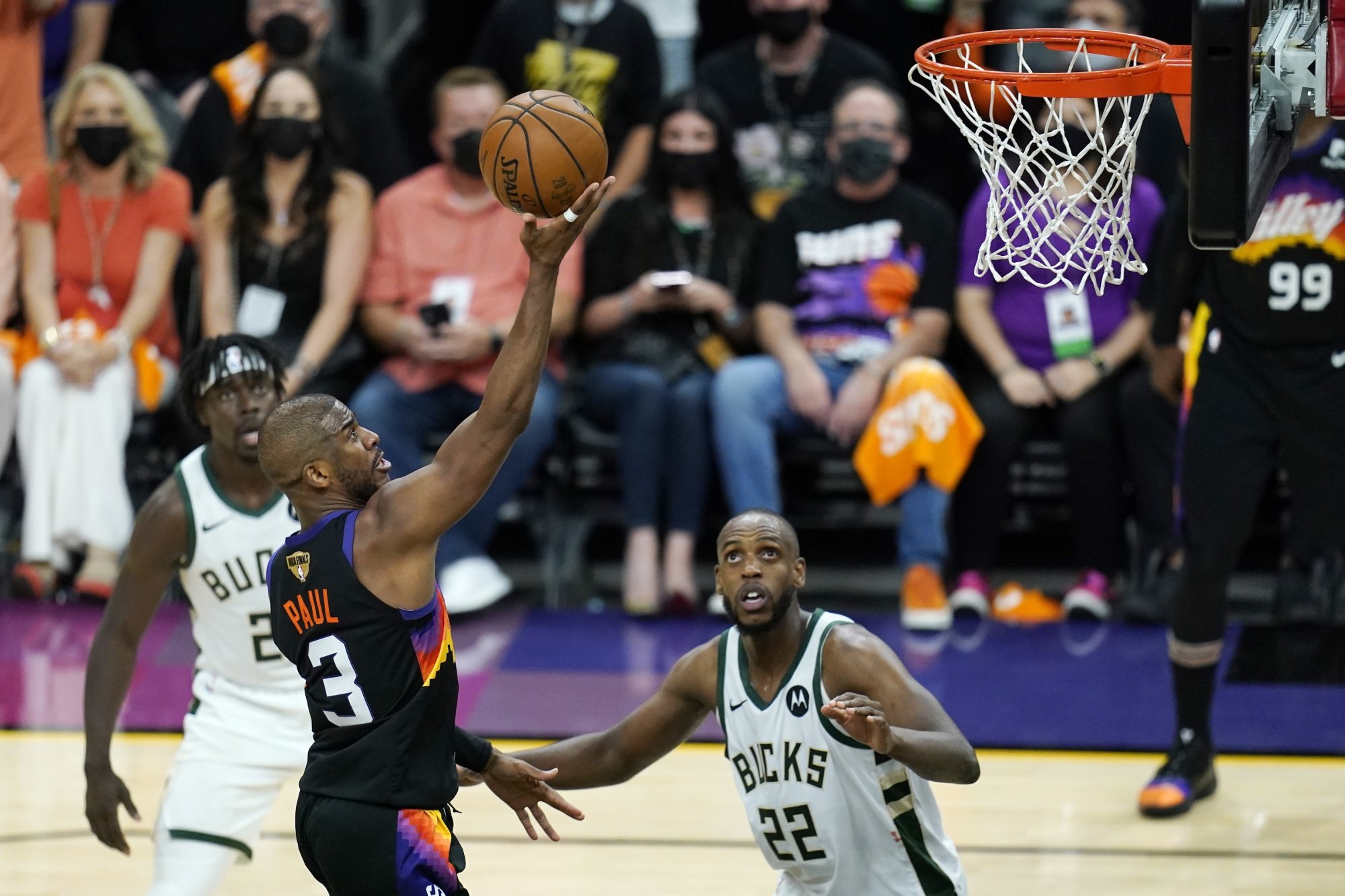 NBA finále: Milwaukee nestačil návrat Jannisa, Phoenix potiahol skvelý Chris Paul